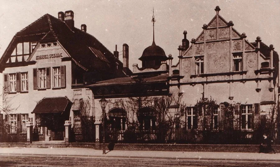 Historische Aufnahme der Marienschule mit dem Schriftzug „Marienschule“ am Giebel.